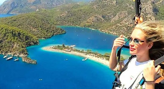 yamac parasutu oludenizde harika manzarlar esliğinde uçar